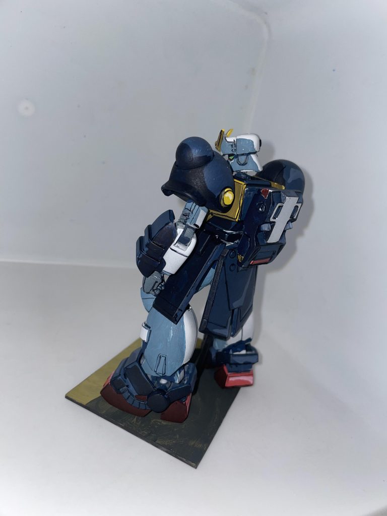 腕のケーブルらしきモールドもプラ板で作り直してます。長めに作ってます。