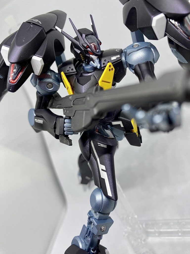 ライフルを持って。ファラクトは水星の魔女のMSで1番好きな機体なので、カッコよく作れて満足してます笑