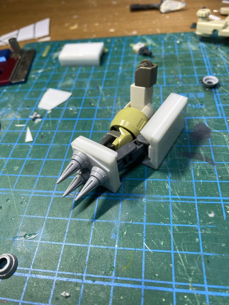 スパイクシールドは劇中のチュチュの渾身の右ストレートを見て、拳を武器にしなければと考えて思いついたのがシュツルムガルスのスパイクシールドだったので作成しました。あと右ストレートの威力を増加させるために、ブースターを付けてロケットパンチができるようにしたのですが、完成したらあまり見えなくなりました。スパイクシールドはプラ板と30MMの接続パーツ、モデリングパーツより作成しました。釘バットを持たなければならなかったので通常時はシールドとして機能するように、根本で回転して手持ち武器と干渉しないようにしました。