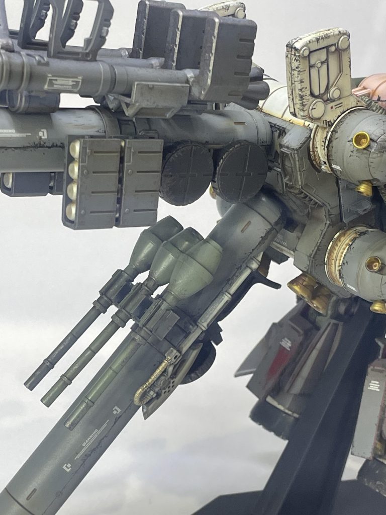 個人的な配色イメージはザクマシンガンなど何度も使い回すメイン銃火器は重みを出す為、ジャーマングレー。バズーカなど威力はあるけど質量を軽くする為、ニュートラルグレー。シュツルム・ファウストのような使い捨て武器はグリーン。ロケット・ブースターも使い捨ての印象があるのでニュートラルグレーです。ヒートホークは…よくわからないのでグレーとホワイトの混色でしょうか。刃先とか金属っぽくするかいつも迷います。