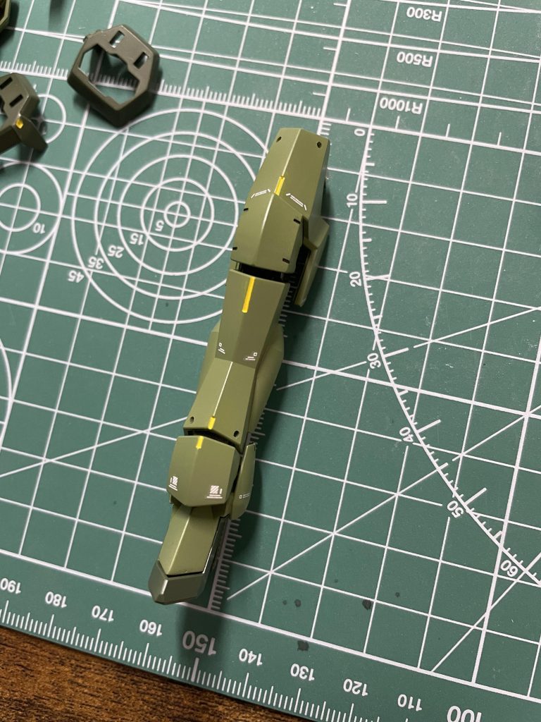 モールドを彫るのが苦手なので、物足りないと思った箇所にはデカールを貼って誤魔化しています…w