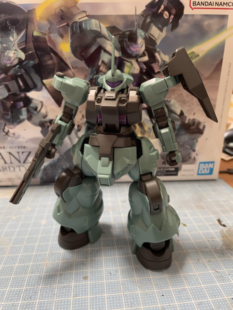 素組みでもカッコいいと思います。アニメでは量産型の活躍が無いので残念。第2期に期待してます。