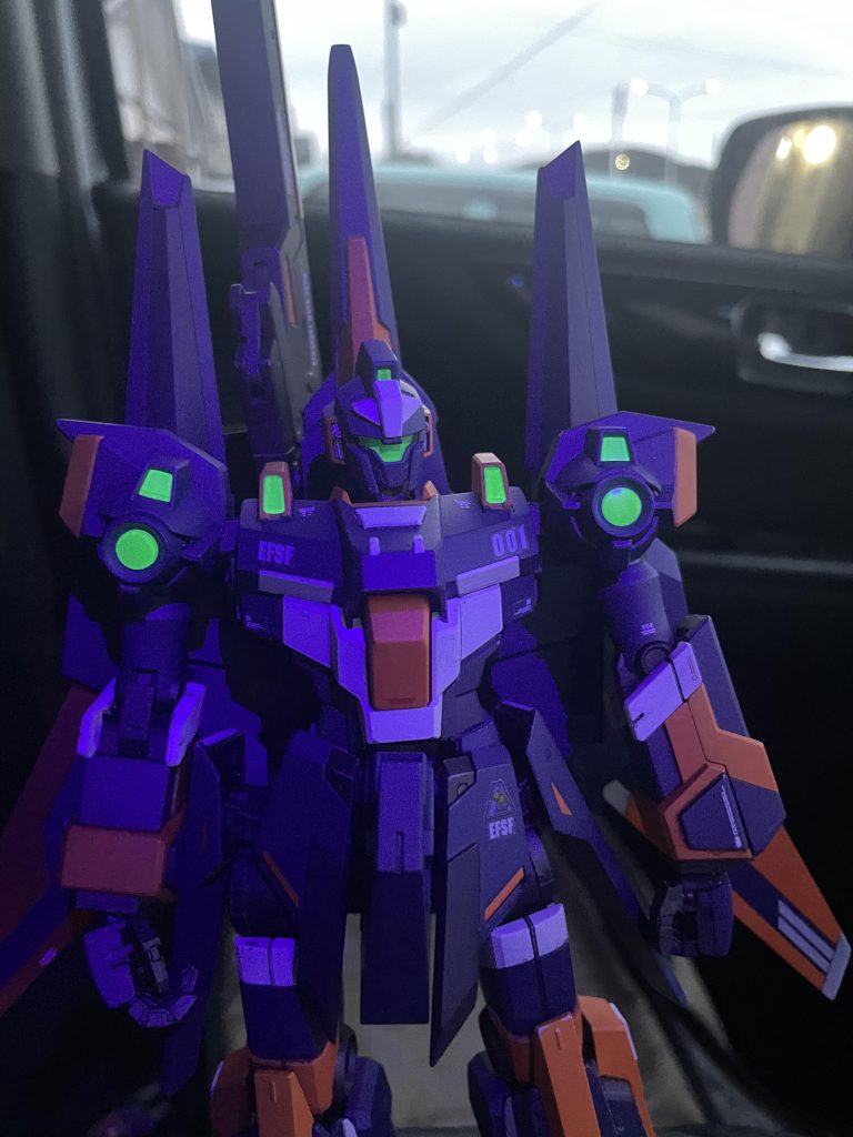 なんとですね、目が光ります!ブラックライト当てるとビコーン!ってなります!