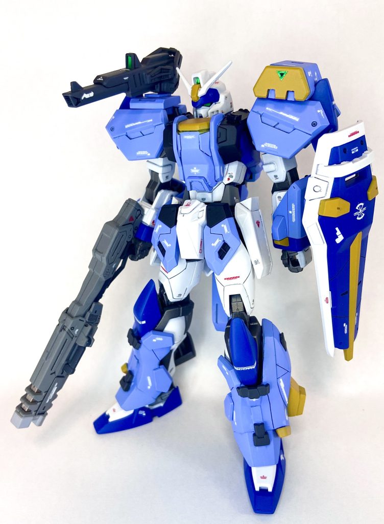 HGのアサルトシュラウドパーツを流用できるものはそのまま使い、肩などはユーラヴェンガンダムなどから使って、所々オリジナルなパーツで製作してます。