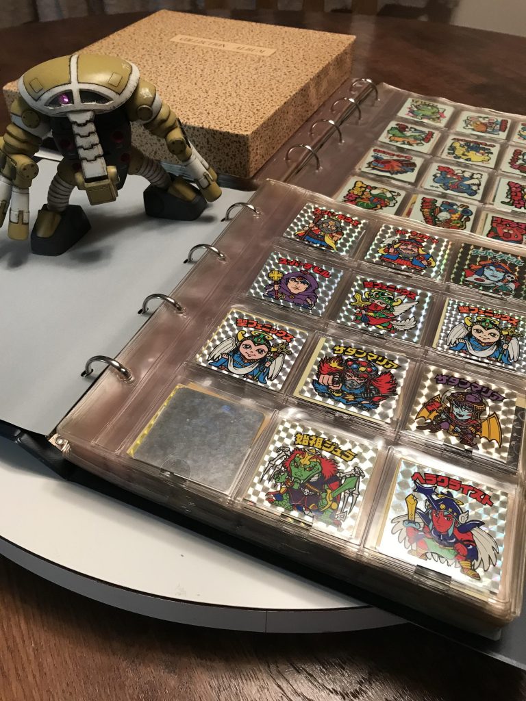 天使VS悪魔シリーズのビックリマンの上に写ってるのはさらに古いまじゃりんこシールですこの他にも、ラーメンバー、ガムラツイスト、ネクロスの要塞など幼少期に集めていたものが色々出てきました…家を新築した際に実家の当時のままだった自分部屋の私物をすべて持ってきたのですよね😳捨てないでくれてた親に感謝😊世の中のガンプラ転売ヤー達自分のことせどらーとか言ってる方いるけど、それせどりじゃなくて転売やで元手数千円で数万円の価値のものを手に入れる、これが本当のせどりや?🥸(売らないけど…)ちなみに嫁に私が死んだら金になるから捨てないで売ってくれと話したら…「面倒だから死ぬ前に自分で売ってよ」と…😨おぉ…神よ…このビックリマンシールの価値がわからない女に天罰を!😭私はガンスタでなんの話をしている…←いつものこと