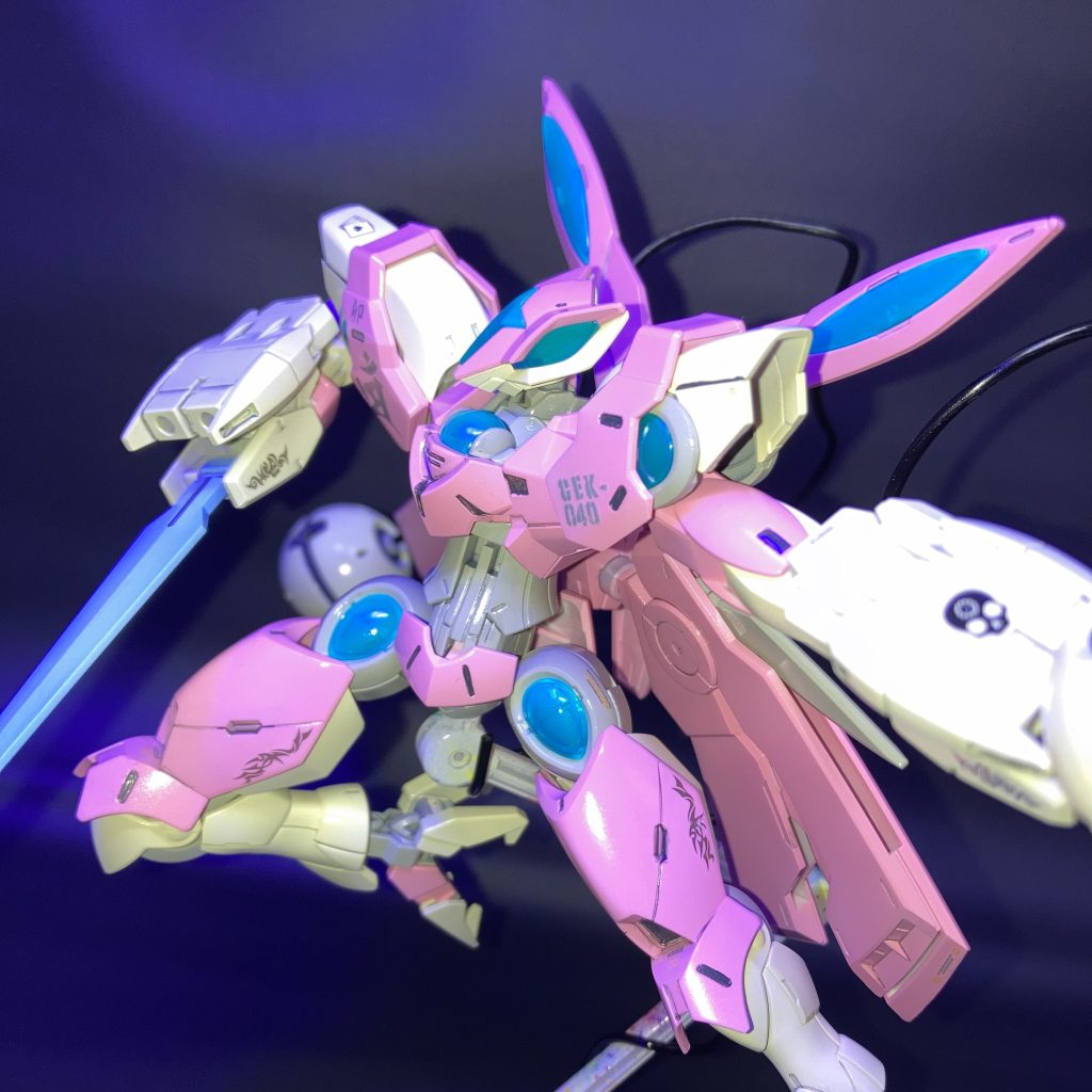 クリアパーツは蛍光塗料の上にパール重ねることで通常でもブラックライト下でも煌めくようにしました。