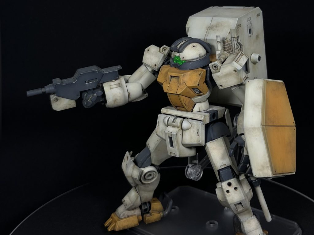 ライフルとシールドはコンテナに懸架できます。ライフルは銃身をプラ棒、プラパイプで少改造しています。塗装は陸戦型ジムの説明書を参考に調色しながら塗装しました。それからウェザリングカラーを使ってウェザリングしました。