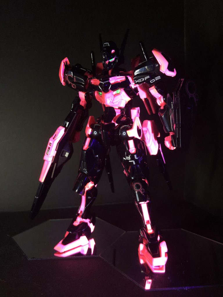 分かりづらいですが、蛍光で塗装してるのでピンク部分とカメラアイなどはUVライトで発光します。