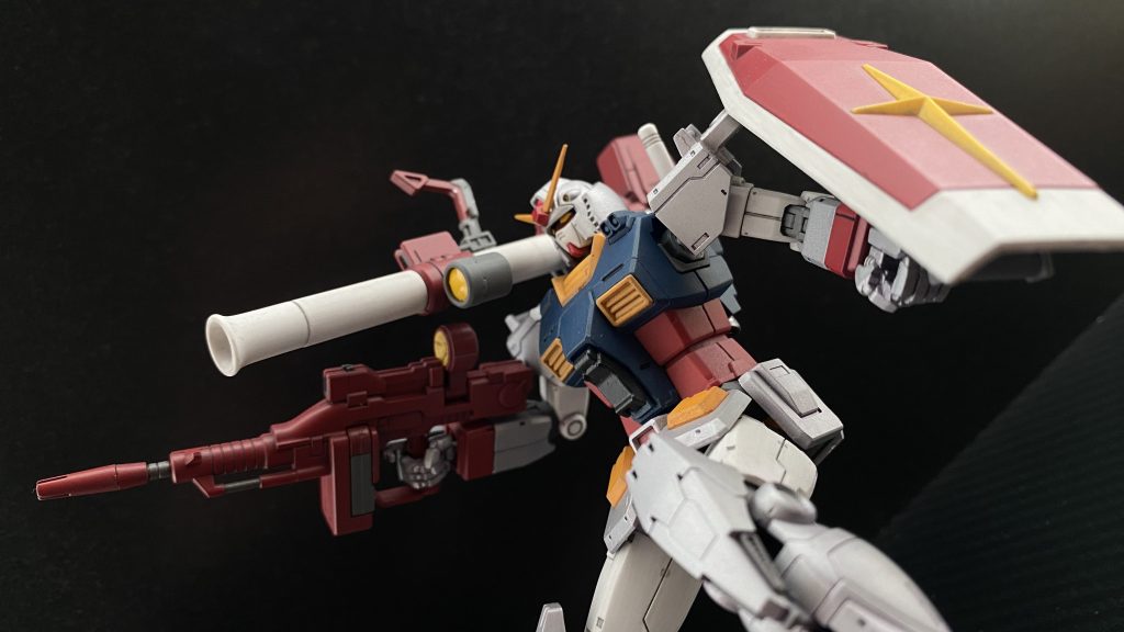 　この赤い武装は、通常の武装類と同じ物ではあるものの、この機体は通常の連邦軍機体とは異なる規格となっている。手のひらの火器接続コネクタの形状の違いや、火器管制システムの違いなどである。その為、同じ連邦軍所属の他のMSが、この機体用の赤い武装類を使用することは出来ない。そして逆にこの機体は、通常の連邦軍機が使用する武装類を使用することは出来ないのである。　当時のMSパイロットの中には、戦場で赤い武器を見ても使えない。と言われていた者も多くいたようだ。