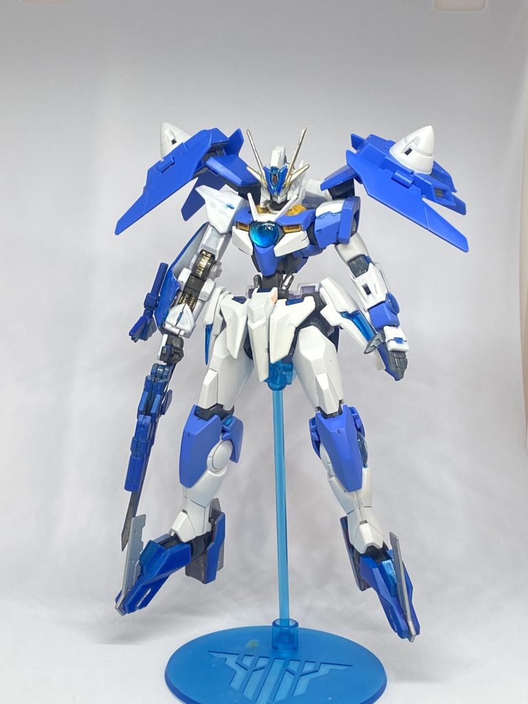 通常モードではシンプルなデザインに。武器もガンモード、ソードモードと切り替えて戦うインファイトスタイルです。