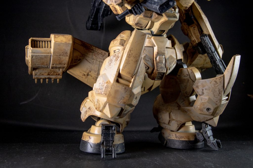 元々あった肩の盾は脚部へ。これにより脚部へのダメージコントロールが可能に。重量を下部に集中することにより砲撃時のバランスも取りやすくなった。