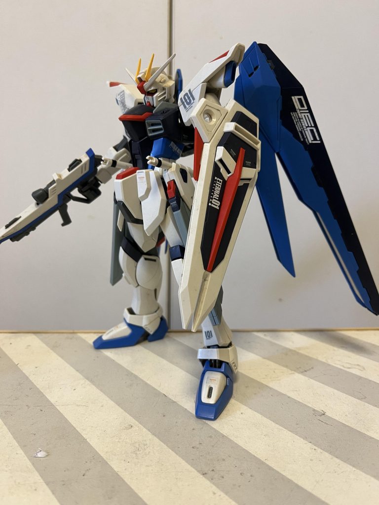 もう色々とね、、今から見ると作りが荒いというかwでも、初めてのMGの完成品ということで遊び倒した思い出のフリーダムなの。