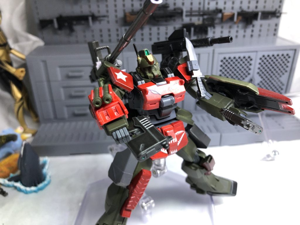 太もものホルスターから２丁拳銃！