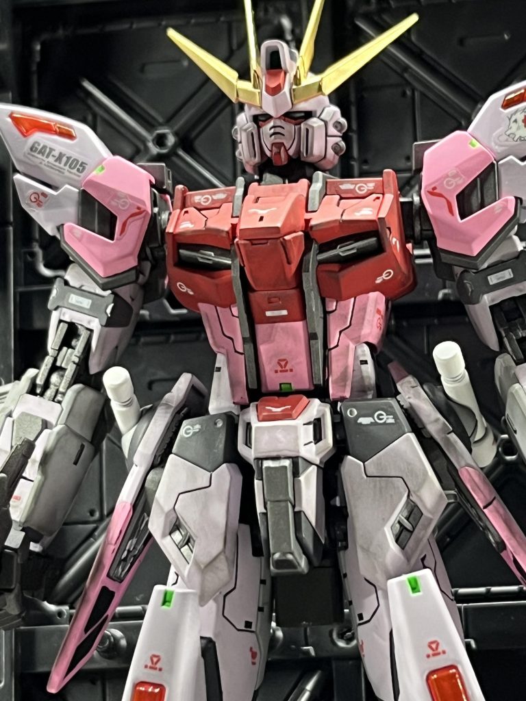 今作は、RGという規格故のパーツの細かさや、雪や寒さによる塗装作業の遅れ等で完成が遅くなり、正直途中でダレていた時期もありましたが、完成させられてホッとしました。2023年は、主にMGや大型のHGを作っていければと計画していますので、よろしければまた見てやってくださいm(_ _)mここまでご覧いただき、ありがとうございました。イイねやコメント等いただけると嬉しいです！ヽ(´▽｀)/