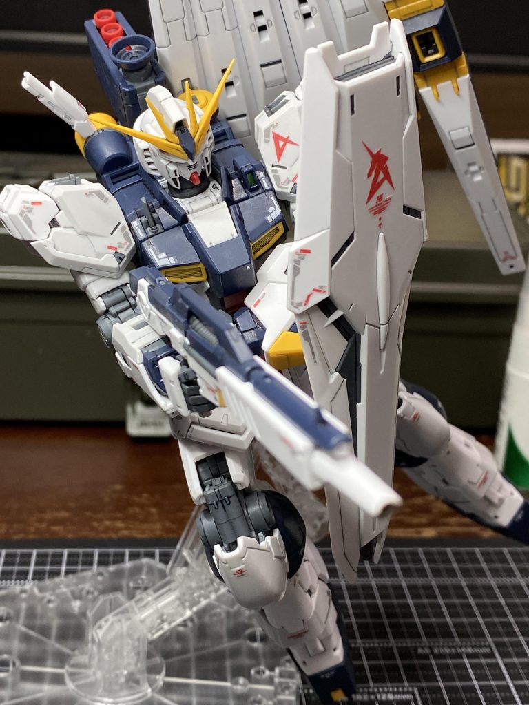 造形の精度や、関節の柔軟性、特に腹部の可動域にはとても驚きました!昔組んだ MG フリーダムガンダムが懐かしく、それから驚くべき進化を遂げたんだなと実感しました。このνガンダムでまた、ガンプラを作る楽しさを思い出しました。また、一つ組むのに結構時間が掛かるので、間は空きますが、ちょくちょく作ったガンプラを上げていこうと思います。