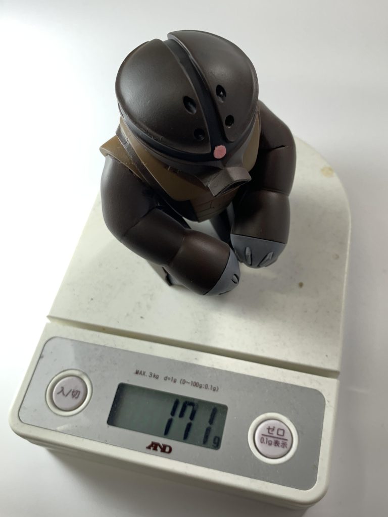 そのためか1/144サイズとは思えない重量になりました。171gですね。数値では伝わらないと思いますが、試しに近くにあったマスターグレードのガンダムエクシアを測ったところ、117gぐらいでした。細身のマスターグレード機体より重い(ヘヴィ)です。 胴体部分にトップコートを吹く時に手が攣りそうになりました。ガンプラを塗装するときに手が攣りそうになった経験はありますか?僕は初めてでした。