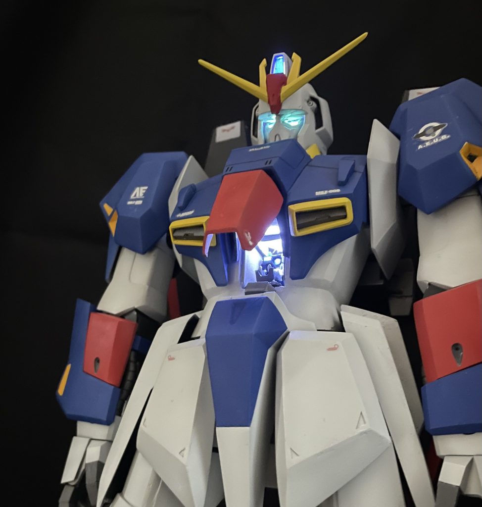 こだわりポイントとして、LEDを仕込み、ツインアイやセンサー類と、コクピットが発光します。一応カミーユは👍ポーズで（笑）