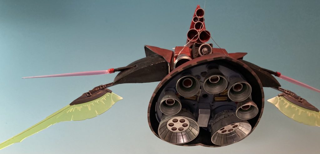 美しく超高速で戦場を優雅に飛びさる。弾丸やビームが機体をかすることもない。