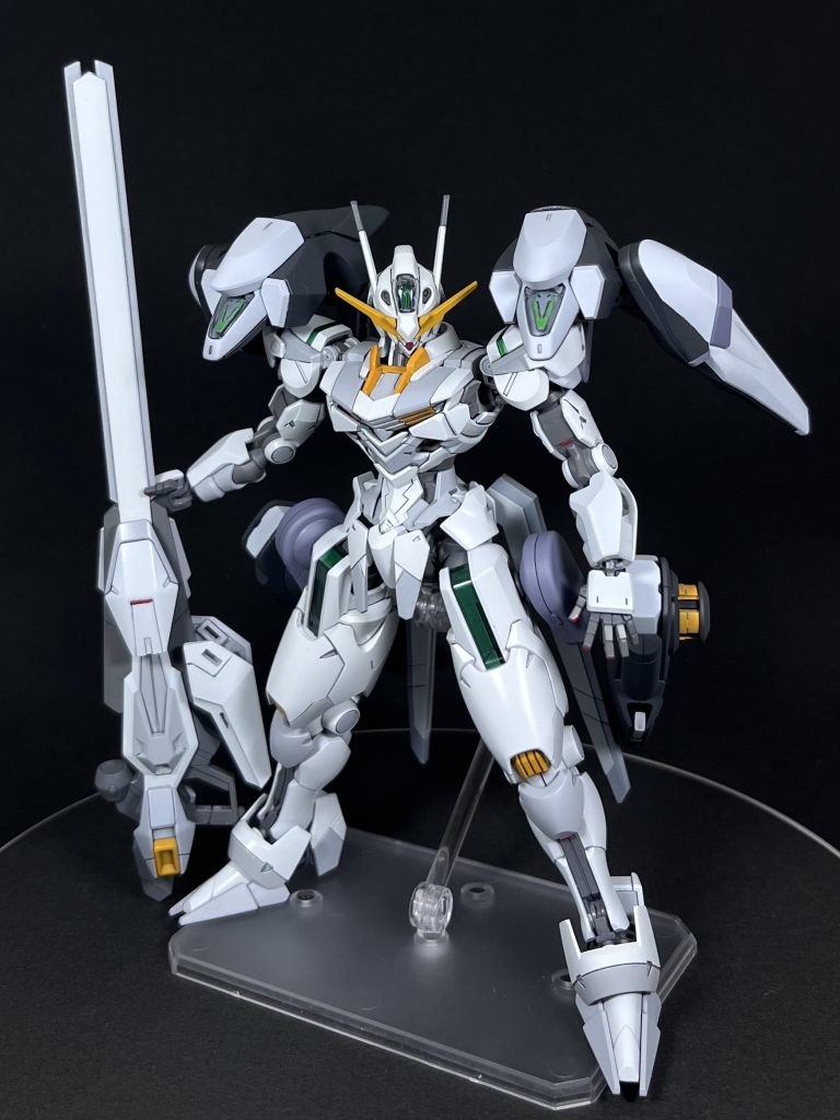 背中にファラクトのバックパック（ファラドド）、腿にフライトユニットのブースター（ミラドド）を装備したラー第2形態。腿には、ボールデンアームズのボールジョイントがあれば改造なしにフライトユニットを接続できます。