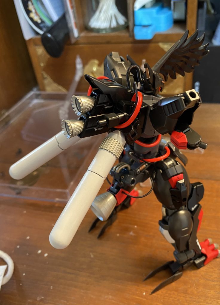 製作過程4:後ろから見たらこんな感じ。動力パイプの配置を分かりやすく。ちなみに、バックパック中央はSDシナンジュを使用。