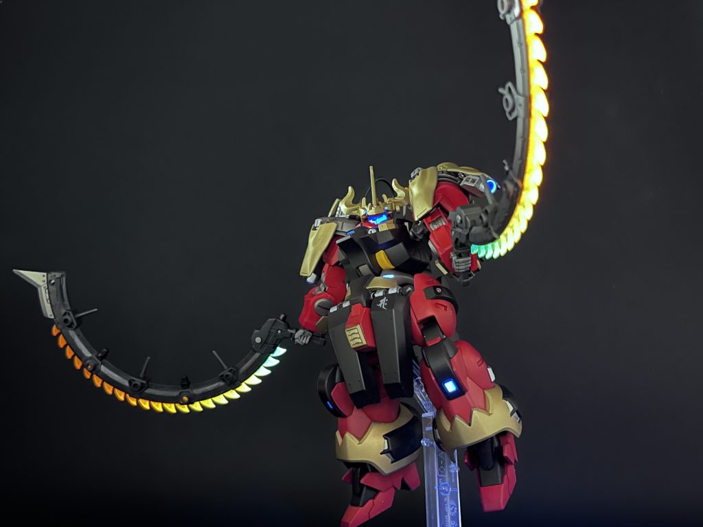 大曲剣「アソ」二振で一双の曲剣。ノコギリ状のビーム刃を形成して仕掛けるその猛攻は大噴火と称される。