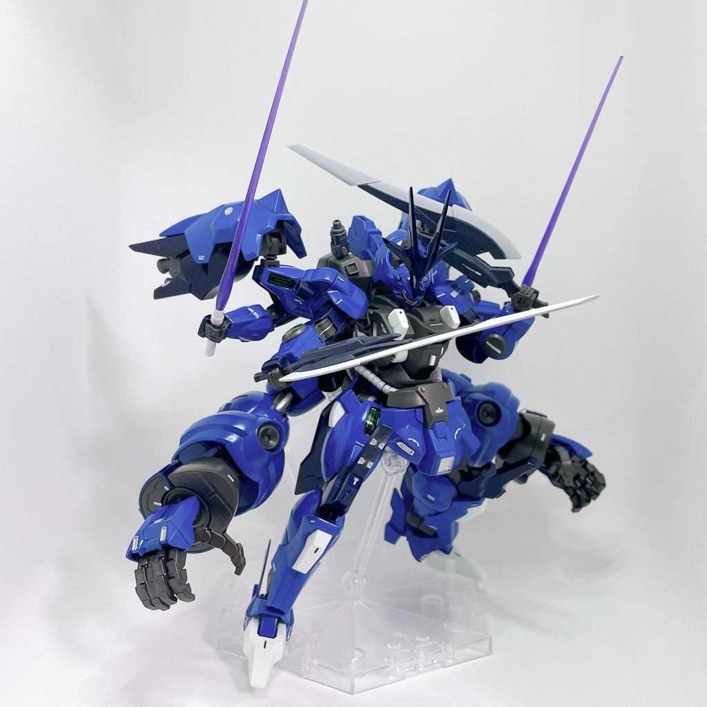 - 各種装備 -肩部にはビームサーベル、バックパックには大型の実体剣をそれぞれ2本装備しております。写真の通り、懸架状態から抜刀が可能です。