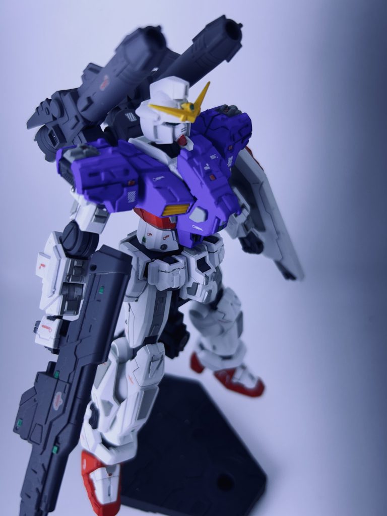 上面写真。プラ板での情報量追加箇所で，1番気に入ってるのは肩パーツになります。写真，肩パーツのグレー部の段差を付ける工作はプラモ系YouTuberさんの工作を参考にしております。※写真だと分かりにくいですが…