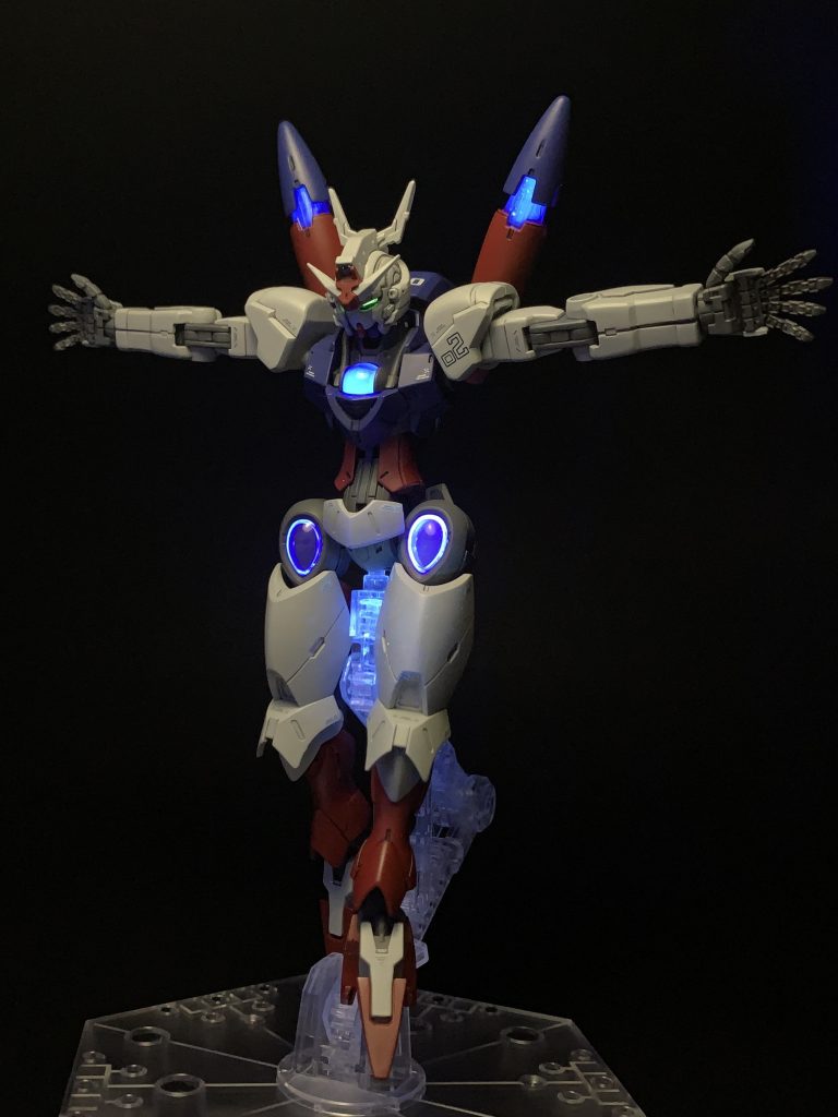 そして…アンチドート、発動！ブラックライト＋蛍光塗料で発光！ツインアイは黄色から緑に！！顔はガンダムですが、ガンダム（GUND）ではありません…GUNDを葬る、グラスレー社製のMS！