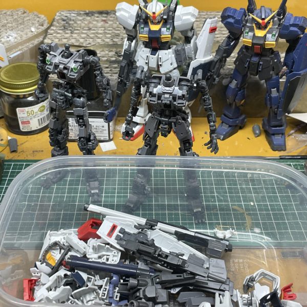 ガンダムマークⅡ今、マラサイのライフル頑張って作ってます！RGのライフルを使わずに、、そんな中、RGのマークⅡをゴソゴソ、、私、マークⅡが凄く好きで、、、4機おります。。元々、ティターンズカラー2機と、エウーゴカラーの1機だったのですが、、、リサイクルショップで素組みが1,500円、思わず買ってしまいました。。。エウーゴが2機、、これは、、、クワトロ仕様かな、、、フフフ。。でも、RGの塗装って、、苦手、、、とりあえずフレームだけで塗装、、あと、細かいパーツが多すぎて、、、まあ、、まず、マラサイ、ガンキャノン、ディランザを仕上げなければ、、、、（2枚目）