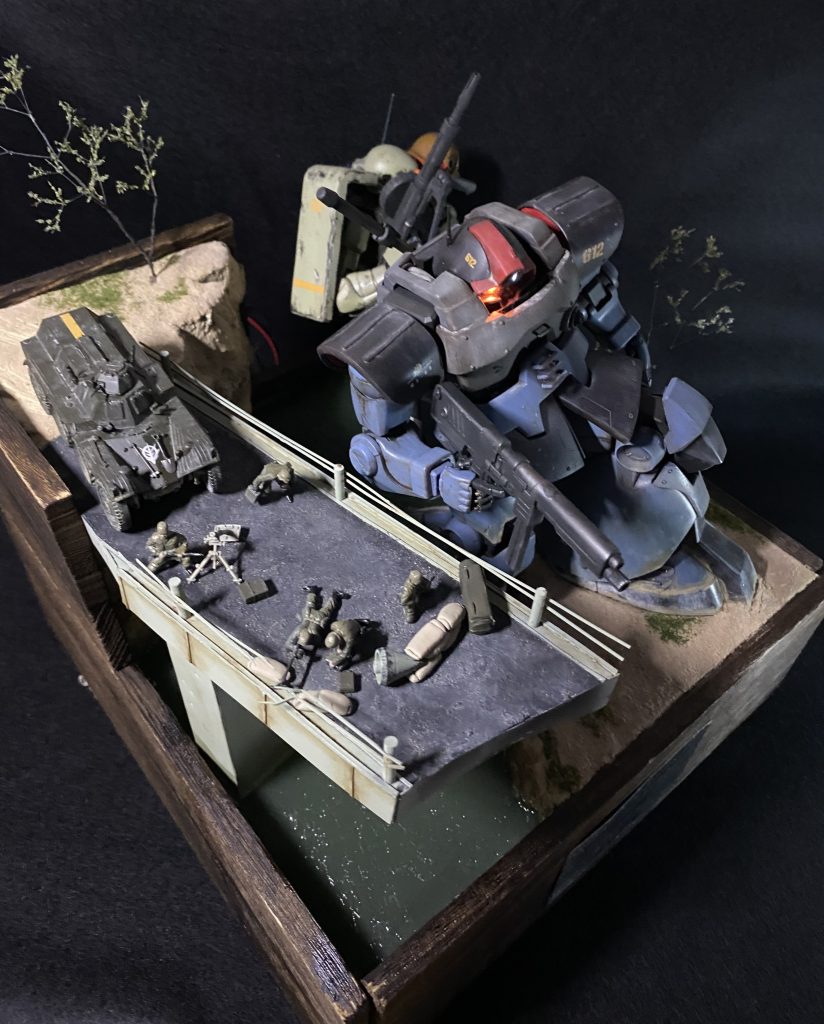 銃口管理＆トリガーセーフティを徹底し周囲を警戒するザク、対してふっ と気の抜けた様子で橋を見つめるドムと、2機を対比するような感じで作ってたりします