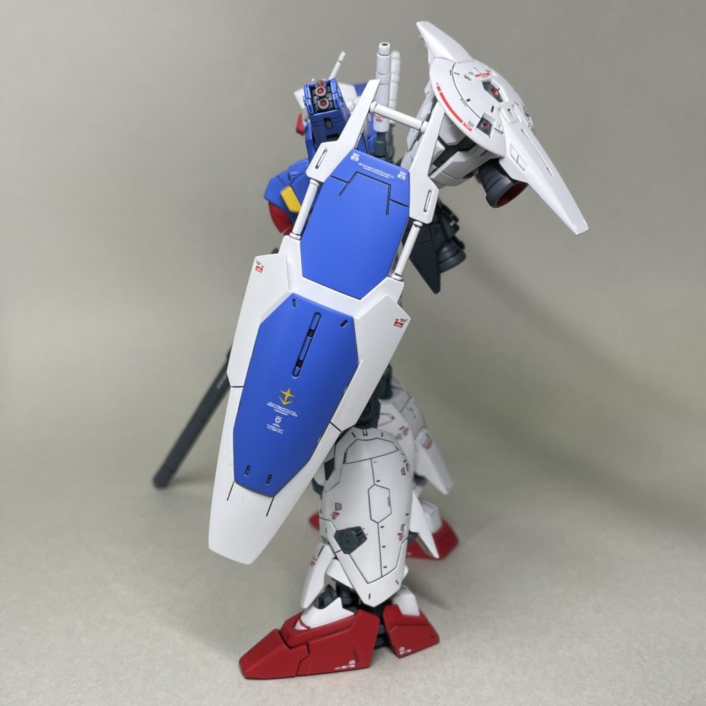 ロングビームライフル装備 左よこ 欲しくなった時期に、キット自体も再販予定が確認できなかったので、キットも中古で定価以上の価格で購入。 作る可能性が少しでもある新品を見かけた時に片っ端から購入するのは、資金や置く場所の都合で非現実的なので、今すぐ組みたいと思ったものについては、送料込みで定価の2倍くらいまでなら払っても仕方ないと諦めています😖