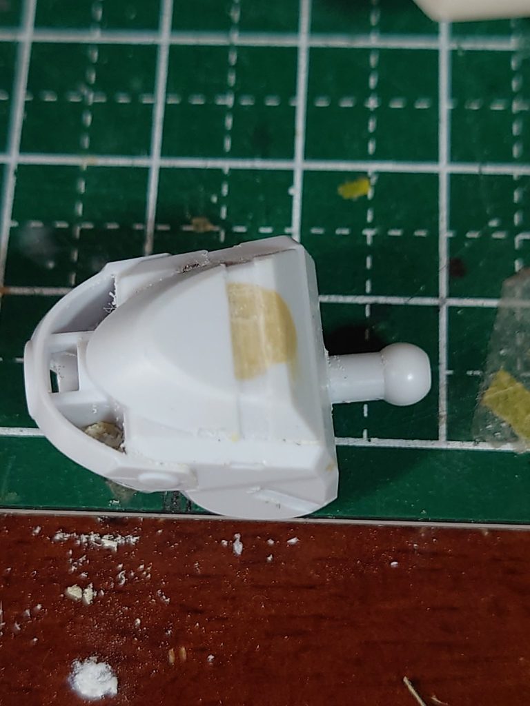 肩の部分の肉抜き穴が気になったのでパテで埋めてます