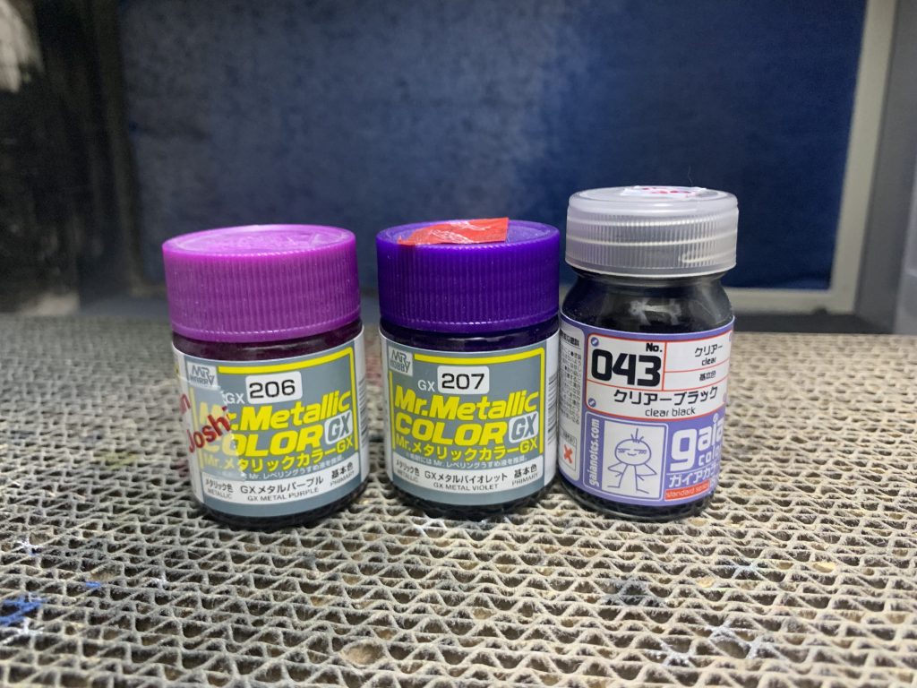 下地を黒サフ、フレームは黒サフそのままで手順省略。装甲は下地をガイアEXシルバー→画像の206番パープル→クリアーブラックでコート。縁を黒くするために吹いたら厚塗りなってしまったのでそこは次回気をつけるポイントですね。