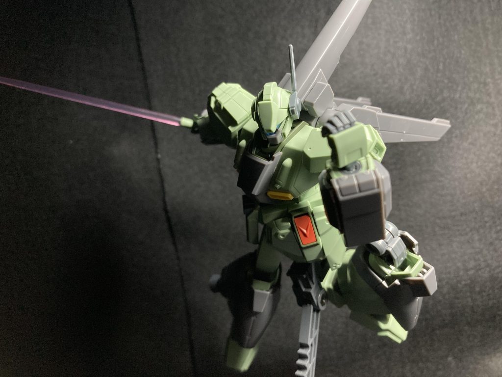 肩のミサイルはパージ可能ですが全て取外すことになるので原作通りには行きませんね