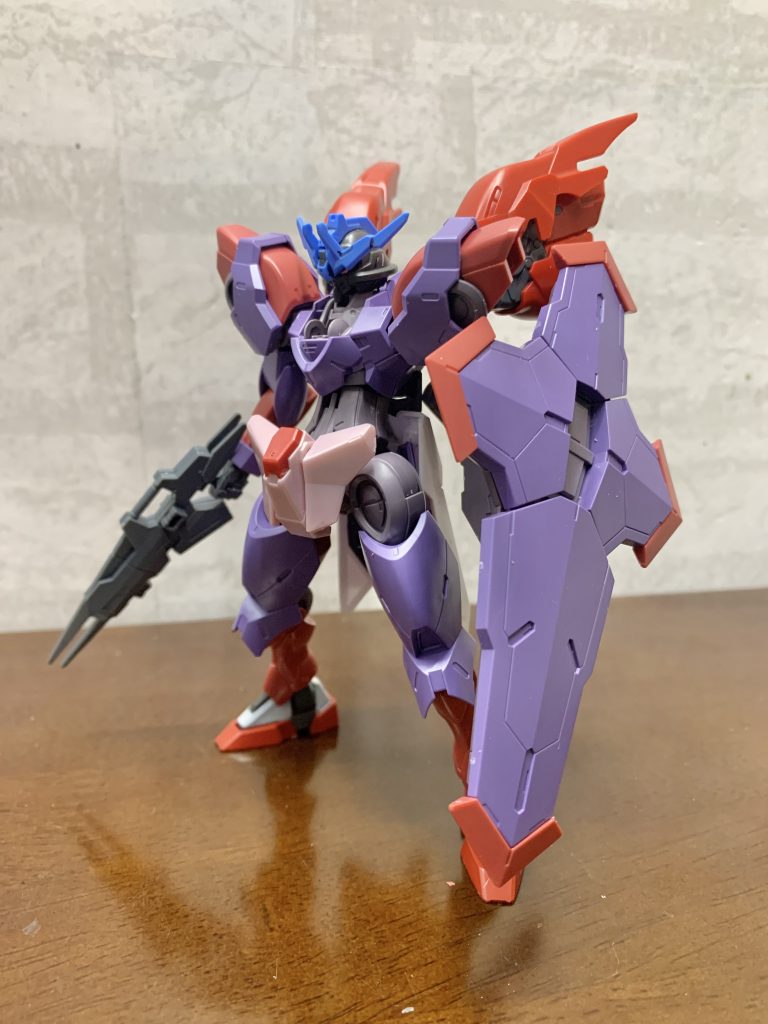 顔はガンダムヴィダール、スカートはヴァーチェ、ゼルトザーム、スラスターはSDのシナンジュのパーツを使用。初期はダブルオークアンタの足を取りつけ。これは短足すぎたので却下しました。