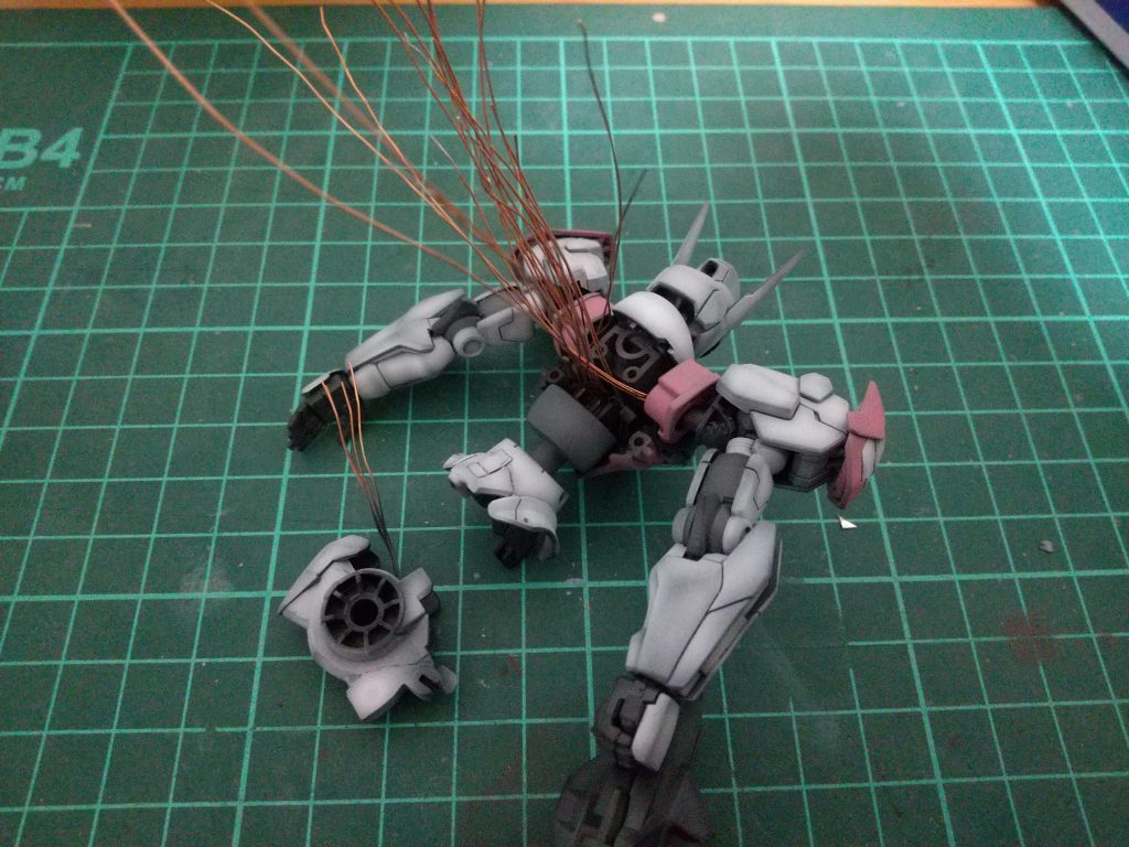 配線がえらいことになっています…。これでもまだまだ途中ですが、一回り細い線材を使えば良かったと後悔しています。電源は台座から供給しています。