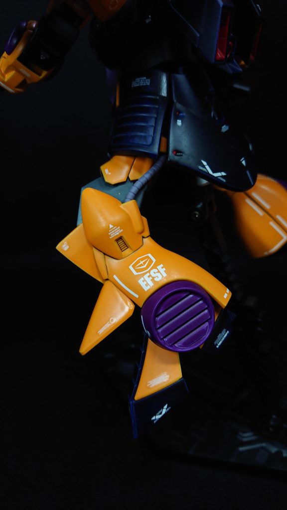 今回のお気に入りポイントは“機体カラー”と“デカール”ですブリリアントオレンジの発色を綺麗に出すために、サフの上に一度ホワイトを吹いてからオレンジを二度吹きしていますデカールは特に脚部に貼った大き目のエンブレムとナンバーです曲線の部分だったのでマークセッターを使い貼りました皺などなく貼れて満足してますでは、最後までご覧いただきありがとうございました