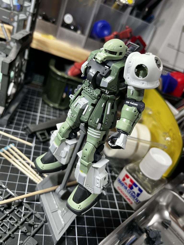 作成途中ですが、写真見るまで忘れてました。マツナガザクの膝下とF2ザクの太ももは、基本的にはつながりません。ポリキャップのメス同士なのでプラ板で接続、スネのあたりを接着してヤスってなんか色々頑張りました。バキュームフォームを用意できていないんですが、憧れがあるので、せめてもの悪あがきでプラ板貼り付けて削ったりで追加装甲作ったりしてます。