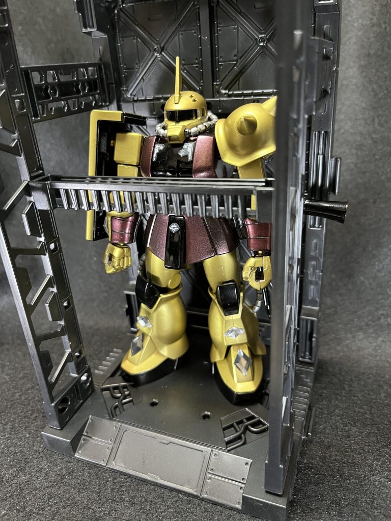 光沢 黒とメタリック ゴールド，こげ茶でカラーリングしました。最初は黒とゴールドの2色でしたが、妻の提案でこげ茶を入れてみると、うまくまとまりました。感謝。