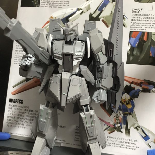 Zガンダム3号機初期検証型がだいぶ形になってきたので。初めてサフというものを吹いてみました。これだけでもカッコいいですね（1枚目）