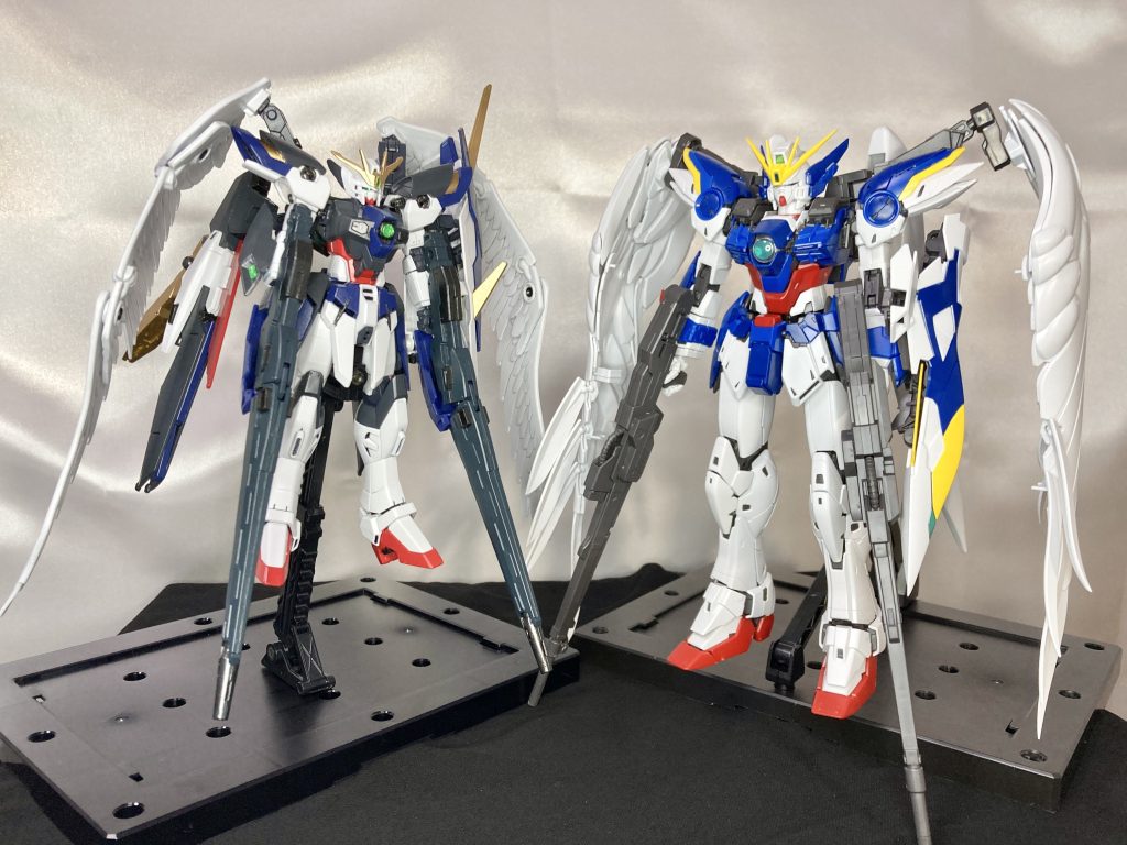 【本家MGとの比較】MGの方は美しさが際立つ明るめなトリコロールですが、HGの本機はティターンズブルー1・2で抑えめなテイストにしました。またアクセントに肩や副翼等にゴールドを差し色に使ってます。旧HG(1/100)のウイングガンダムのガンプラでも金メッキパーツ使われてたので、そのオマージュでもあります。