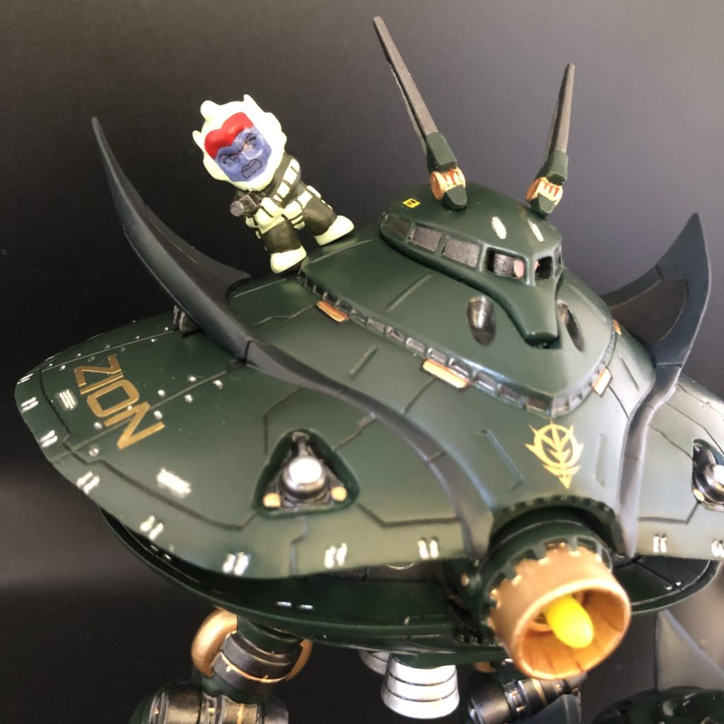 足にネオジム磁石を仕込んでいるので、ビグ・ザムに着けられます。