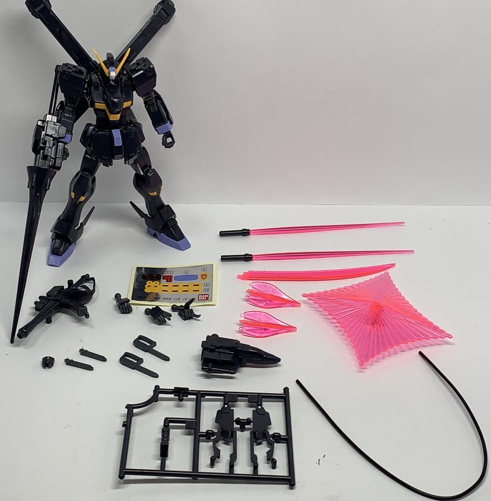 付属品とシール類。シザーアンカー展開状態は取り外していません。基本的に以前に発売されたHGUCクロスボーンガンダムX1のリデコキットなので変わらず安定しています。ただ個体差によりますが胴体部と腰部のポリキャップの噛み合わせが緩い場合がありやや抜けやすい印象があります。ですがショットランサーも相まってかっこよさは段違いですね。RG版も欲しくなるところです。