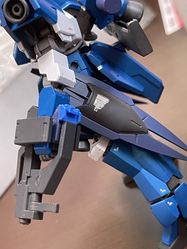 制作途中。アンカークローとグレイズライフルの同時装備は通常だと干渉するので、シュヴァルべの手首パーツを二段重ねにして使い、干渉を逃して同時装備を実現しています。