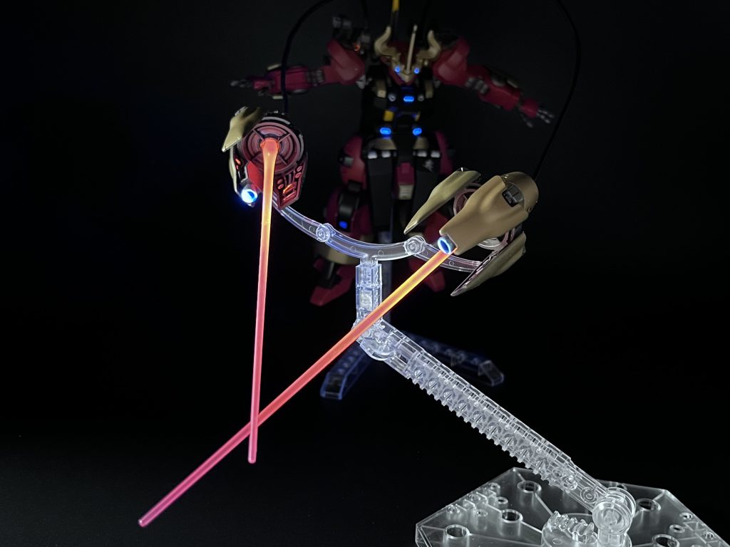 有線式ドローンとして分離した「ジャガー」「ミナルディ」はビーム刃を発振。苛烈な攻撃を仕掛ける。