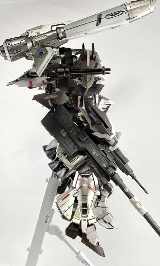 側面。手持ち武装はキット付属のハンマーからMGバルバトスの滑空砲に変更。航空戦メインの機体なんだから近接戦闘より遠距離砲撃でしょ、と思って変更しました。イメージは空から敵拠点を制圧する拠点制圧用重爆撃MSです。