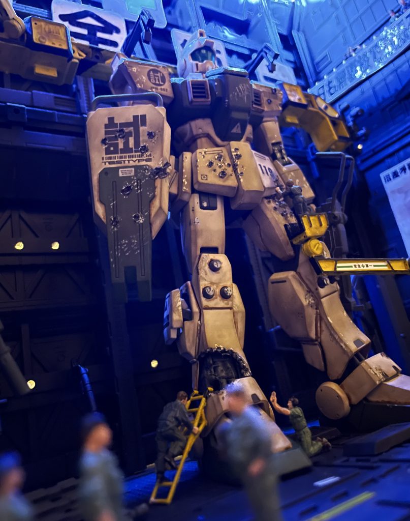 100円ショップのLEDを工場の上部に。それにしてもこんだけデカくシールドに「試」作機て貼らなくても良かった。せっかく買った漢字デカールを沢山使いたいという貧乏性が出てしまいました。欲しいガンプラが買えるようになるまで、次回作の構想を練る事します。ご観覧いただきありがとうございました。