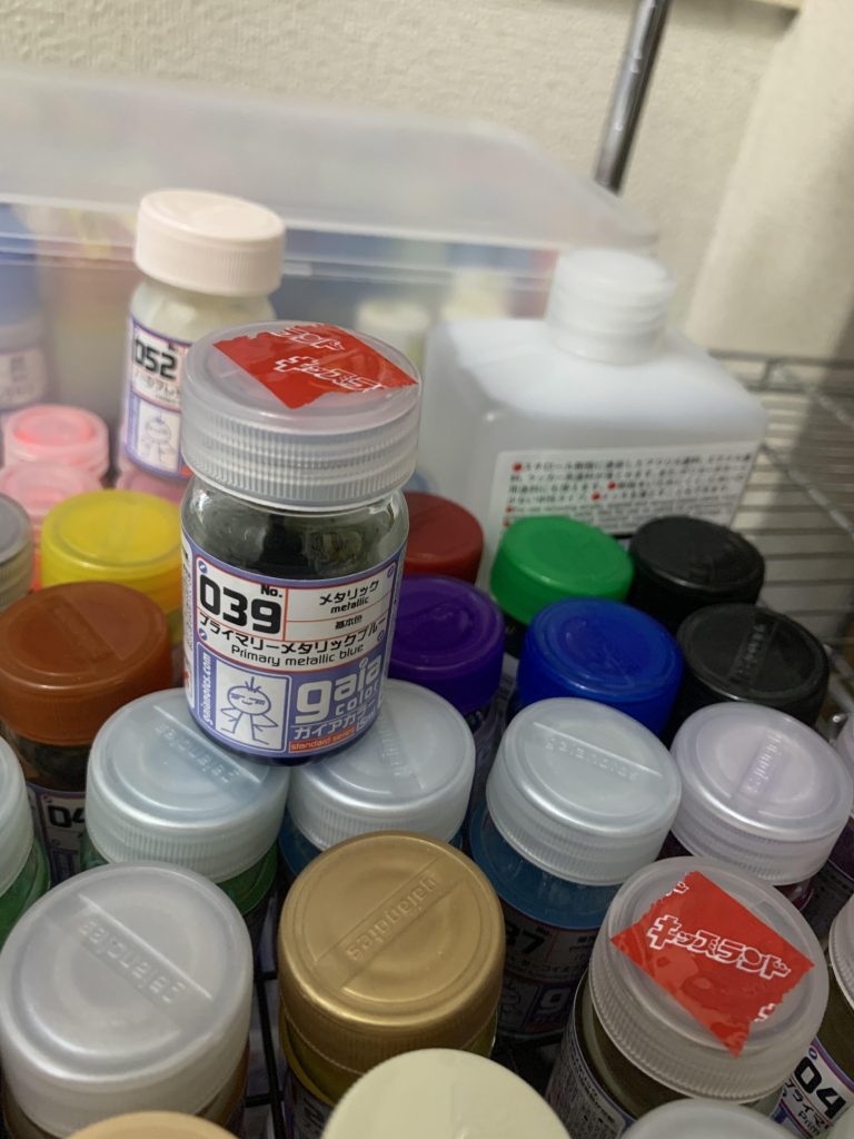 塗料はコチラ使用。注意点としては中々色が乗らない為エアブラシ必須、シルバー下地にしないと発色は鈍りそうな所。希釈はいつも通り1.5でいきました。