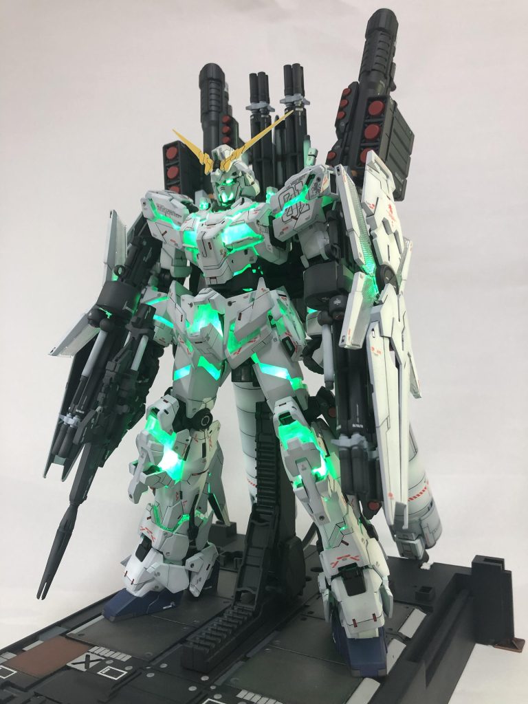 ここまでのボリュームだとポーズをつけるのも怖いので立ち姿ばかりです笑