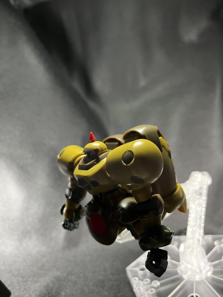 足を背中につけただけで、変形かな・・・